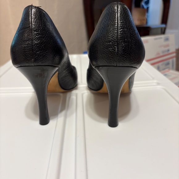Kenneth Cole Black Textured Leather Scalloped Edge High Heels/Pumps - Picture 7 of 10